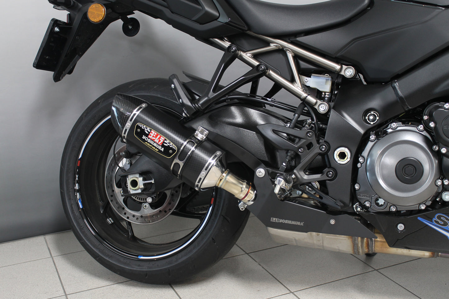 Yoshimura R77 slip-on Zwart GSX-S(GT)